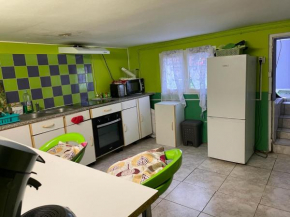 Logement entrée indépendant, sous sol éclairé, cuisine, SDB WC, jardin